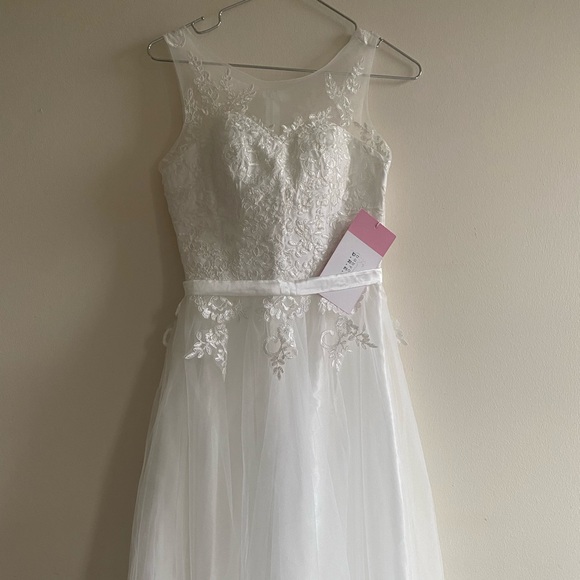 Beautiful wedding dress with patterns! Brand new! - Picture 2 of 4